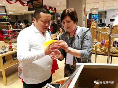 薪火相傳，巧手繪非遺——記哈爾濱市尚威志愿者協會文化志愿者分會參加“哈深哈”麥秸畫展示活動